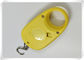 Digital tenue dans la main accrochant l'échelle Shell jaune avec de l'acier dur s'accrochent fournisseur